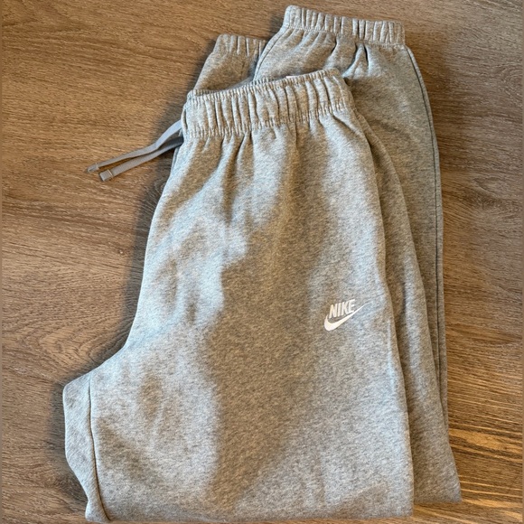 Nike Club Fleece Unisex Mid-Rise Oversized Sweatpants Grey Heather Size Medium - Picture 2 of 13